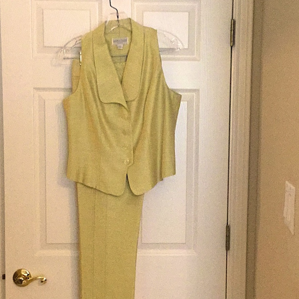 Lauren Taylor, Size 4, Gold Tone, Like New, 62% acetate, 38% polyester.